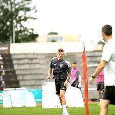 Toni kroos؛ مواليد 4 يناير 1990) هو لاعب كرة قدم ألماني يلعب في مركز الوسط مع ريال مدريد الإسباني ومنتخب ألمانيا لكرة القدم. Uginoiqw9m7ugm