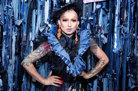 Ongina es el nombre artístico de ryan ong palao, un artista de arrastre estadounidense y activista del vih que llamó la atención internacional en. Ongina Recreates Ariana Grande S Women In Music Look Billboard Billboard