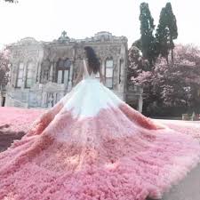 Reddit has thousands of vibrant communities with people that share your interests. Bride S Quirky White And Red Wedding Dress Is Cruelly Compared To An Inflated Tampon