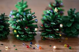 Les tremper dans de la colle blanche, puis les faire rouler sur des paillettes. Sapins En Pommes De Pin Reves De Fripouilles