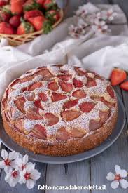 Si aggiunge liquida all'impasto, senza montarla, e rende questa torta davvero soffice e leggera. Pin Su Ricette Con Le Fragole