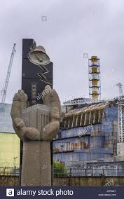 Chernobyl disaster, accident at the chernobyl nuclear power station in the soviet union in 1986, the worst disaster in nuclear power generation history. Denkmal Fur Die Opfer Von Tschernobyl Und Reaktor Nummer 4 Alte Sarkophag Des Kernkraftwerks Tschernobyl In Der Zone Der Entfremdung Ukraine Stockfotografie Alamy