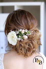 Dress Up Ihre Hochzeit Frisur Mit Frischen Blumen Haare Hochzeit Hochzeitsfrisuren Hochzeitfrisuren