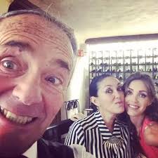 Anahí celebra los 72 años de su papá con divertida selfie