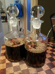 In Deze Natte Barre Tijden Kunnen We Wel Een Oppepper Gebruiken Dus Ik Ben Een Kruiden Likeur Gaan Maken Likeur Alcohol Drankjes Recepten Chocolade Likeur