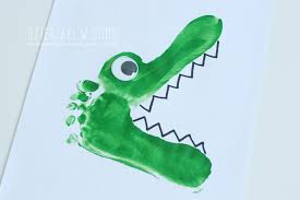 Krokodyl malowany stopami - Dzieciaki w domu