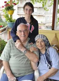 Kanalimda sizlerler yemin, adini sen koy gibi dizilerin detaylarini, erkan meriç, hazal subaşı, gökberk demirci. Iste Muge Anli Nin Herkesten Sir Gibi Sakladigi Kizi Ve Esi Gundem Www Hayrankaldim Com