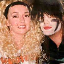 Should I throw away or keep moldy mulch bags?