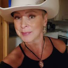 Moi. Minulla tälläinen Haibike ALLMTN 3 2025 sähkömaastopyörä  täysjousitettu. On mielestäni makee peli muutaman viikon minulla ollut ja  ekahuolto jo varattu ensihuollolle. Filari päästää ajaessa ajoittain  kummallista helinää!!! Helinä ääni alkoi noin