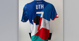 Die aktion ist niedlich, hat aber einen ernsten hintergrund. Ersteigern Sie Hier Das Customised Trikot Von Mark Uth Und Unterstutzen Sie Damit Die Sportstotal Stiftung Jetzt Bei United Charity Europas Grosstem Charity Auktionsportal Mitbieten Und Gutes Tun