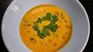 Perfekt Fur Kalte Tage Oder Zum Vorbereiten Fur Die Festtage Feine Currysuppe Mit Gezupften Pouletkeulen Currysuppe Curry Suppe Curry