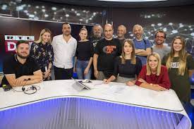 Dugogodišnji novinari i reporteri hrvatske radiotelevizije petar vlahov i damir smrtić od večeras postaju novi voditelji trećega dnevnika hrvatske televizije, jedne od najvažnijih informativnih emisija hrvatskoga javnog servisa. Mojmira Pastorcic Voditeljica Je Emisije Rtl Direct Mojtv Mobile