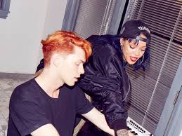Morreu esta madrugada a artista escocesa sophie. Rihanna Posta Fotos Em Estudio Com Sophie E Lamenta Morte Da Artista