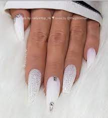 Comment choisir une bonne prothésiste ce sont des extensions d'ongle qui se collent sur le bout de l'ongle avec de la colle (cyanoacrylate). 170 Idees De OngÄºes En Gel Blanc Nacre Avec Strass Bout Carre Ongles Idee Ongles Jolis Ongles