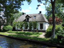 Modern and historic houses, villas and mansions. Giethoorn Distant Sojourns