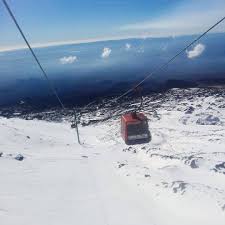 La funivia dell'etna è un impianto di trasporto a fune sito sul fianco meridionale del vulcano eponimo. In Sicilia Piste Da Sci Aperte