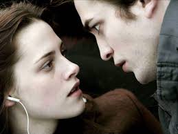 Natalie Portman and Julianne Moore Are Fabulously Frosty Reenacting 'Real  Housewives' Scene