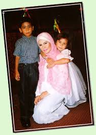 Siapa lagi kalau bukan bonda rozita ibrahim yang merupakan ibu kepada dato alif syukri yang terkenal dengan tagline ' terlajak laris' di malaysia ini. Jutawan Sendayu Tinggi Pakai Purdah Sayangislam Com