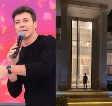 O apresentador fala sobre o sonho realizado e mostra para geraldo luís a reforma da sua casa. Eita Rodrigo Faro Viraliza Na Web Ao Mostrar Porta Gigante De Sua Mansao Se A Porta E Desse Tamanho Imagina O Resto Estrelando