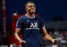 Psg se cansa día a día del rechazo de kylian mbappé y de acuerdo a información surgida en francia, el club comienza a analizar la posibilidad de vender este mismo verano al jugador, aunque solo tiene una oferta en la mesa y no es del real madrid. E56gaiolac85wm