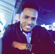 DegDeg: Mursal iyo labadiisa ku xigeen ayaa soo galay hoolka Baarlamaanka  ee Villa Hargeysa, waxaa la sugayaa waa Farmaajo. Senatorada Aqalka Sare ee  taageersan Farmaajo ayaa hoolka ku sugan, sacab iyo Marxabeyn