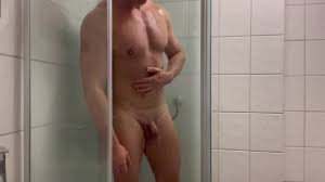 Nackt unter der Dusche tanzen.