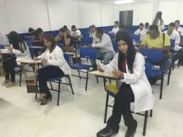 Resultado de imagem para imagem academico medicina fazendo prova