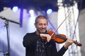 Od 15 let byl členem orchestru činohry národního divadla.s čechomorem hraje jako hostující člen již od roku 1988, stálým členem se stává až v roce 1990. Zemrel Dlouholety Clen Cechomor Radek Poboril Ireport Music Style Magazine