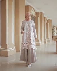 Enggak cuma untuk kondangan, dress brokat ala selebgram hijab ini juga bisa dipakai saat lebaran nanti, lho! Dress Kebaya Modern Hijab Off 60 Medpharmres Com