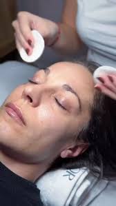 ✨ ¡Ha llegado la magia a Bella Estética! ✨, Hoy Andrea le hace un lifting  de pestañas a nuestra modelo, perfecto para Navidad, cenas de empresa o  cualquier evento especial 🎉💖, Durante el tratamiento, ...