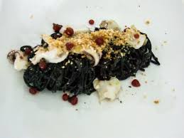 Spaghetto Felicetti In Salsa Al Nero Di Seppia Con Pane Croccante Al Profumo Di Limone E Caviale Di Melagrana Armonia In Tavola Menu Per Quattro Stagioni