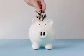 Otra de las formas de ahorrar dinero en casa que utilizo todos los años es la revisión de las pólizas de seguros, sobre todo la del coche y la del piso. 85 Estrategias Para Aprender Como Ahorrar Dinero En Casa