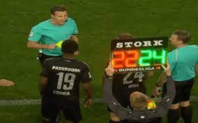 Hy hữu, trọng tài rút thẻ vàng cho trọng tài thứ 4 ở Bundesliga 2? - Báo  Người lao động