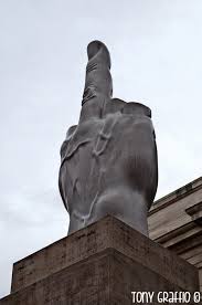 Trasporto pubblico verso dito medio nell'area di milano. I Frammenti Di Cultura Di Tony Graffio Il Dito Di Maurizio Cattelan Come Espressione Del Controllo Mentale