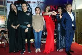 Lia and her two friends embark on a journey to an isolated village to know more about a dance form that is facing extinction. Deanna Yusoff Jual Coklat