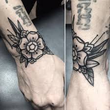 Resultat De Recherche D Images Pour Old School Flower Tattoo Black Hottattoos Traditional Tattoo Rose Tattoos Flower Tattoo