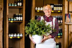 🏚𝐊Ü𝐋𝐀𝐒𝐓𝐀 𝐓𝐎𝐎𝐓𝐉𝐀𝐓 - 𝐊𝐀𝐃𝐀𝐊𝐀𝐊𝐎𝐃𝐀🍃 Ligi 500 aasta vanuses Leedri külas keedavad Saaremaa Kadakasiirup siirupiemandad puhtast kaevuveest, kadakast ja suhkrust väekat jooki. Orbu talu aia rüpes ootab kaasaostudeks võimas ...