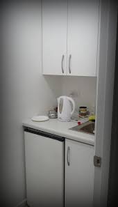 Cocinas modernas hasta el techo Mueble Pequeno Para Espacio De Cocina Lavaplato Y Mueble Superior Enchapados Espacio Para Colocar Un Frigo Bar Small Kitchen Kitchen Cabinets Kitchen