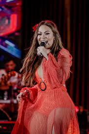 Vídeo oficial de me faça o favor de solange almeida.ouça a música via streaming: Solange Almeida Mostra Os Sucessos Da Carreira Na Live Minha Historia Popline