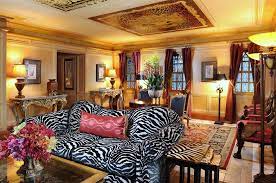 The store is actually relatively modest in size, 285 sq m, but it is sufficiently large to carry the whole of the. Die Ehemalige Villa Von Gianni Versace Ist Jetzt Ein Hotel