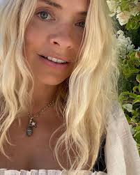 After a blow dry she runs her fingers through her hair, and says: Holly Willoughby Shows Her Freckles And Long Hair In Stunning Make Up Free Snap As She Relaxes On Holiday