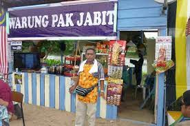 Awie sebagai hussein man kadir sebagai pak jabit zami ismail sebagai pak abu johan raja lawak sebagai abi hurairah ummi nazeera sebagai cik nin pekin sebagai musalman shoffi jikan sebagai wak joko avaa vanja sebagai ayu nadia mustafar sebagai nadia mustafar. 4 Babak Lakonan Pak Jabit Yang Paling Mencuit Hati Entertainment Rojak Daily