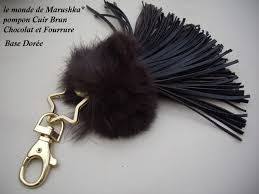Porte Cles Bijou De Sac Pompon Cuir Brun Chocolat Fourrure Base Dor Porte Cles Par Le Monde De Marushka Fur Accessories Jewelry Outfit Keychain