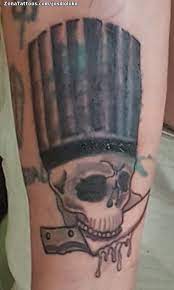 Aunque hoy centramos nuestro artículo en el gorro de cheff, no podemos olvidar la icónica chaquetilla de cocinero o el delantal de cocina, dos de los accesorios más identificativos. Tatuaje De Cocina Calaveras Cuchillos