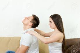 Venez partager un massage en couple dans l'un de nos salons de massage au coeur de paris et à neuilly et redécouvrez l'intensité des premiers jours entre votre partenaire et vous… la plénitude et la sérénité vous envahiront, pour éveiller en vous le pur plaisir du contact charnel. Jeune Homme D Adultes Recoivent Des Massages Donnes Par Sa Jeune Femme Alors Qu Il Etait Assis Sur Le Canape Dans Le Salon De Detente Relaxation Et Le Stress De Presse Apres Dure Journee