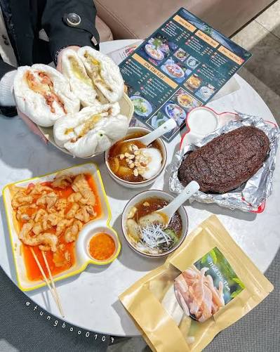 Ăn Vặt Mẹ Sữa - 139 Nguyễn Văn Tuyết, Đống Đa (7h - 18h) (15k - 35k) 📍Mình  tìm được 1 xưởng bánh bao thủ công khá đông khách ở gần trường