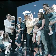 Silvio santos tem casa na cidade de celebration, em orlando há mais de 10 anos. Silvio Santos Vai A Igreja Para Consagrar O Neto Ao Senhor Fe Pleno News