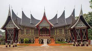 Rumah gadang 13 ruang suku dalimo adalah rumah adat tradisional minangkabau yang dibuat oleh masyarakat suku dalimo dan termasuk cagar budaya. Rumah Gadang Rumah Adat Sumatera Barat Yang Berbentuk Tanduk Kerbau Kumparan Com