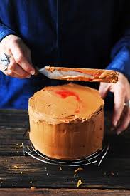 Chocolat Le Roman De Joanne Harris Et Peut Etre Le Plus Diabolique Des Gateaux D Anniversaire Au Chocolat Et A La Framboise Gateau Anniversaire Chocolat Recette Cheesecake Recette Dessert