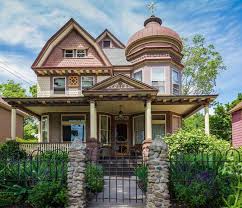 114 W Hewitt Ave Marquette Mi 49855 Victorian Homes Creepy Houses Victorian Architecture